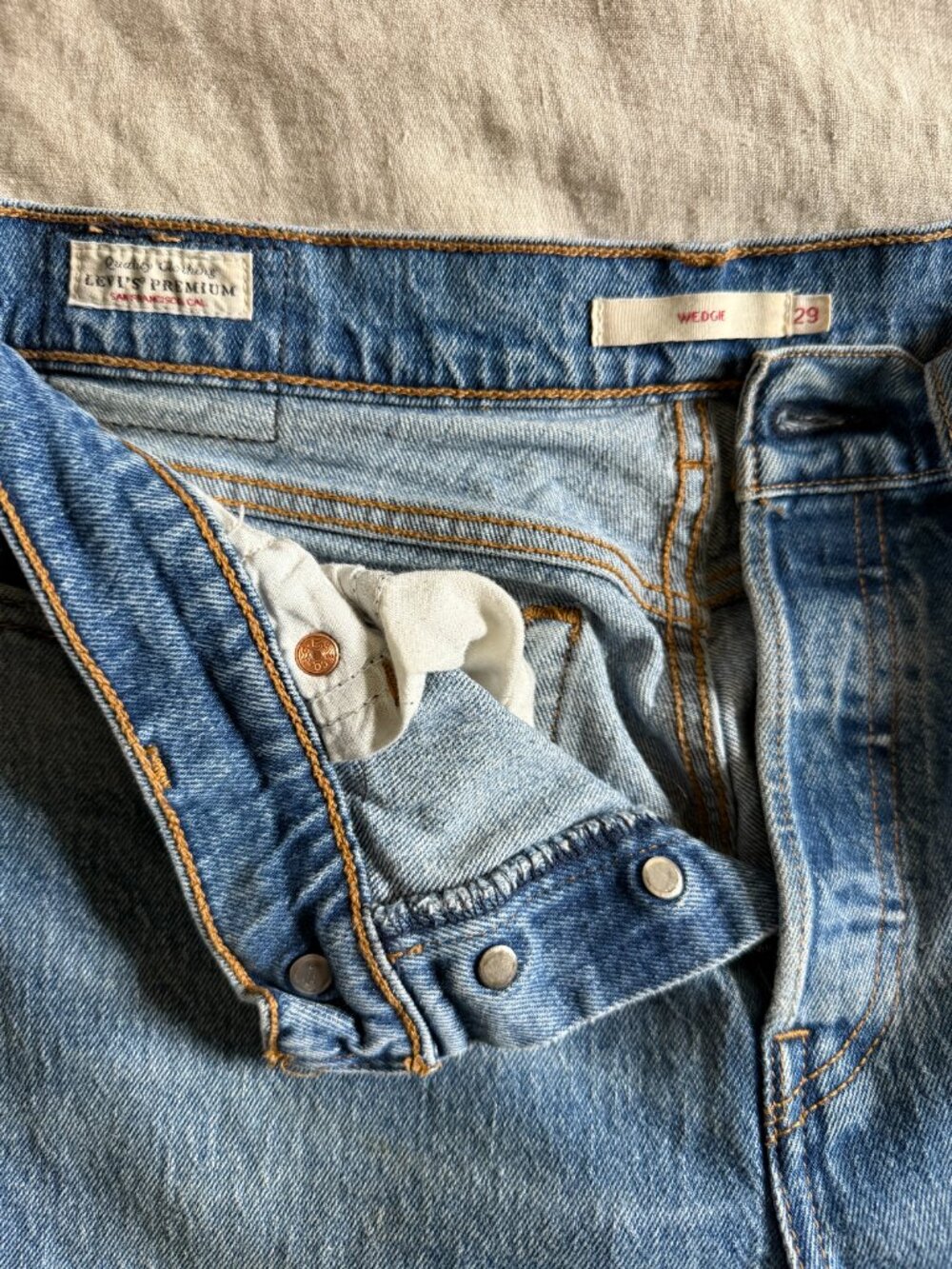 Levi's Wedgie Jeans, Medium Wash - size 29 - Picture 5 of 9
